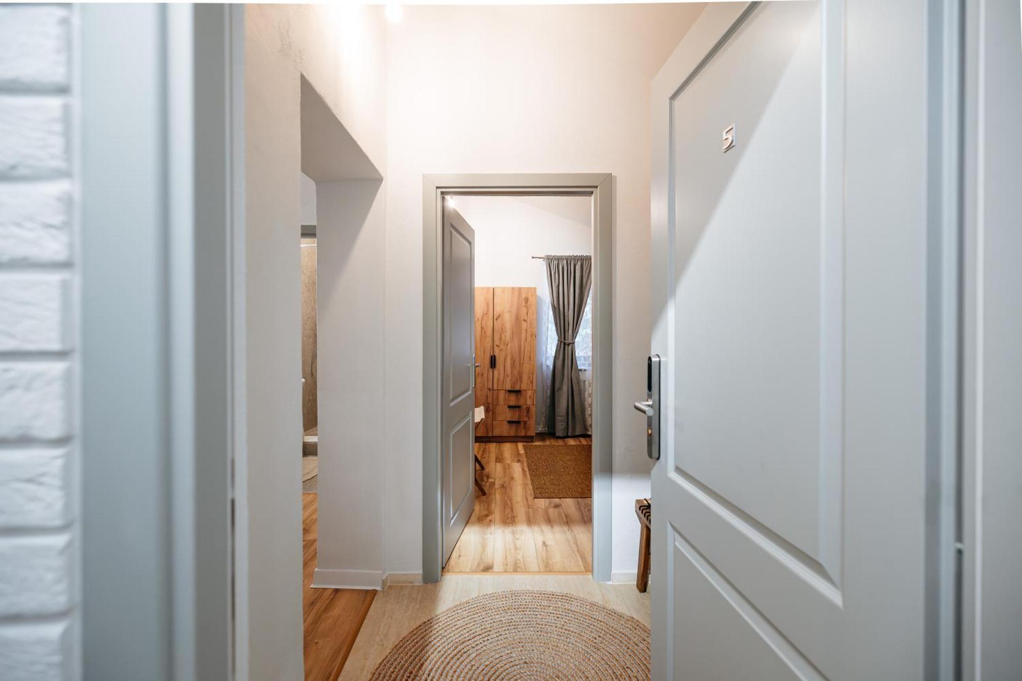 Apartament superior cu 1 dormitor şi balcon