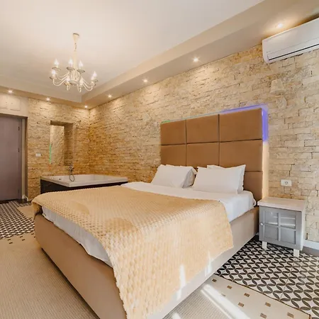 Romantic Jacuzzi Belleview Studio-3